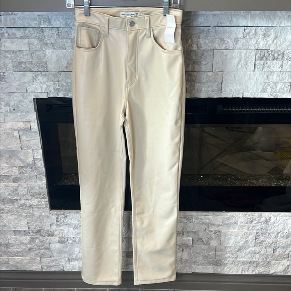 NWT Abercrombie & Fitch Cream 90s Straight Leg High Rise Vegan Leather 2/26